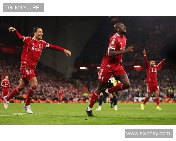 利物浦赛场小插曲引发争议 裁判果断处理引关注